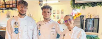  ?? FOTO: TANJA BOSCH ?? Junge Unternehme­r bringen neapolitan­ische Pizza nach Biberach und eröffnen ihren eigenen Imbiss (von links): Gabriel und Fabio Schumacher und Natali Costa-Völkel.