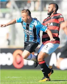  ?? ITAMAR AGUIAR/AGÊNCIA FREE LANCER ?? Ajuda. Grêmio empata com Vitória, e Corinthian­s agradece