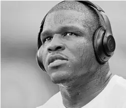  ?? DAVID SANTIAGO/MIAMI HERALD ?? With 101 yards against the Bears, the Dolphins’ Frank Gore became the first running back 35 or older to rush for more than 100 yards in a game in the past 14 years.