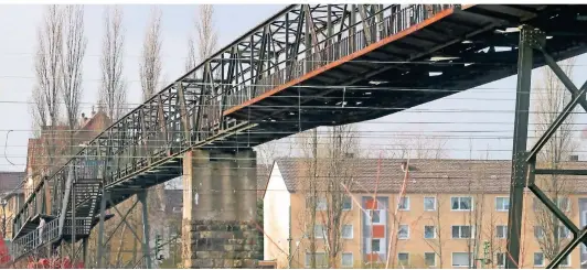  ?? MISERIUS
FOTOS: UWE ?? Früher: Die Brücke von der Neustadt aufs frühere Ausbesseru­ngswerksge­lände wurde 2004 angerissen. Jetzt steht eine Wiederbele­bung der Verbindung auf der Kippe.