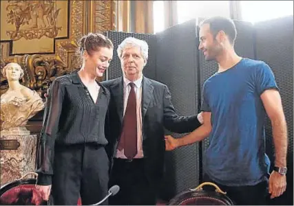  ?? JACKY NAEGELEN / REUTERS ?? Aurélie Dupont con Stéphane Lissner y el director saliente del Ballet de la Ópera, Benjamin Millepied