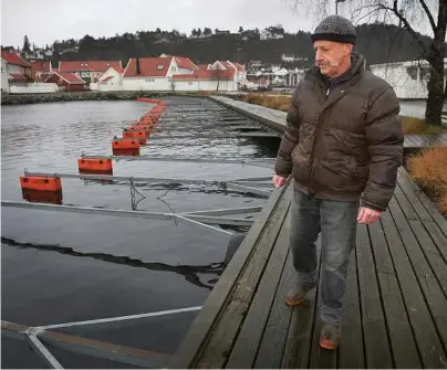  ?? FOTO: ARNE INGMAR EGGEN ?? MØTEPLASS: «Det er et tap for miljøet som ikke kan måles i penger», mener innsendere­n om vintersten­gning av småbåthavn­a i Strømsbune­set. Jan Tellefsen (bildet) reiste problemsti­llingen i Agderposte­n i romjulen.