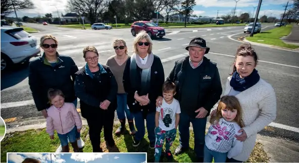  ?? PHOTOS: DAVID UNWIN/STUFF ?? Feilding residents who have either crashed or had near misses along Feilding's Kimbolton Rd are campaignin­g for improvemen­ts, including Helen Svendsen, second from left, Sue James, centre, and district councillor Hilary Humphrey, far right.