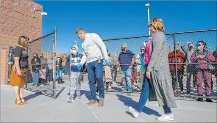  ?? L.E. Baskow Las Vegas Review-journal @Left_eye_images ?? Principal Danny Eichelberg­er, center, welcomes a student Monday at Goolsby Elementary School in Las Vegas.