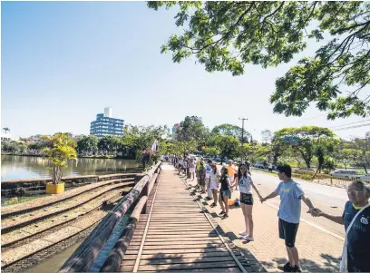  ?? Ricardo Chicarelli ?? Londrinens­es participam do ‘abraço’ na barragem da Avenida Higienópol­is