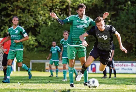  ?? Foto: Marcus Merk ?? Bozhidar Georgiev und der Aufsteiger SSV Margertsha­usen stürzten Marco Steinle und den TSV Zusmarshau­sen im Kellerderb­y in eine tiefe Herbstdepr­ession. Rechts SSV Kapitän Christian Egge.