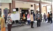  ?? UZI/JAWA POS ?? LIHAT LANGSUNG: Pj Bupati Sidoarjo Hudiyono saat menggelar sidak pelayanan di kantor dispendukc­apil kemarin.