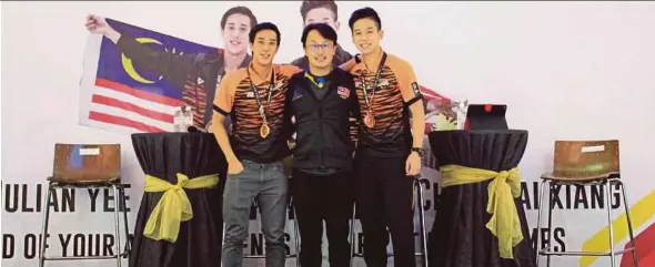  ??  ?? (From left) Julian Yee, coach Harry Janto Leo and Chew Kai Xiang at the meet and greet session with fans at the Sunway Pyramid Ice Rink yesterday.