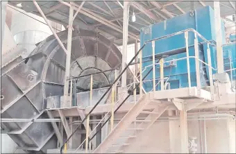 ??  ?? Este es el ventilador del horno que actualment­e es utilizado por la INC en la planta de Vallemí y que, según las fuentes, sufre constantes averías, lo que perjudica la producción.