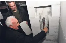  ?? FOTO: NORBERT PRÜMEN ?? Vize-Bürgermeis­ter Otto Brinkmann mauerte den Grundstein in Form eines Strahlrohr­es im neuen Gerätehaus in Schmalbroi­ch ein.