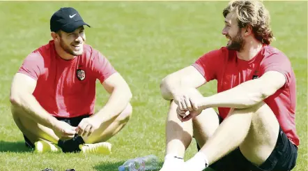  ?? Photo Sarah Thuault-Ney ?? Avec l’impossibil­ité d’utiliser Jean-Marc Doussain en début de saison, Zack Holmes (tout sourire sous sa casquette lors du récent stage en Andorre, avec Richie Gray à ses côtés) devra rapidement s’acclimater au jeu toulousain et en devenir le chef...