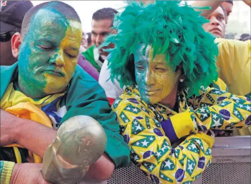  ??  ?? La afición brasileña mostró su desilusión tras ser eliminados del Mundial de Sudáfrrica.
