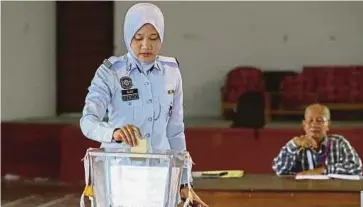  ??  ?? Women constitute around 51 per cent of Malaysia’s 14,968,304 registered voters.