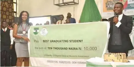  ??  ?? A best graduating student receiving N10,000