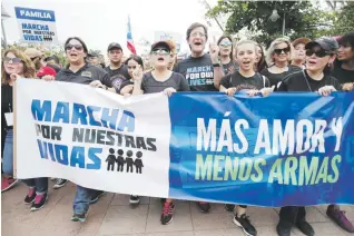  ?? Vanessa.serra@gfrmedia.com ?? El gobernador interino Luis Rivera Marín, al centro, encabezó la marcha de ayer, que culminó en el parque Luis Muñoz Rivera en Puerta de Tierra.