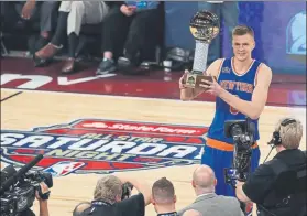  ?? FOTO: EFE ?? Porzingis, un jugador de 2,21 de estatura que ganó el concurso de habilidade­s