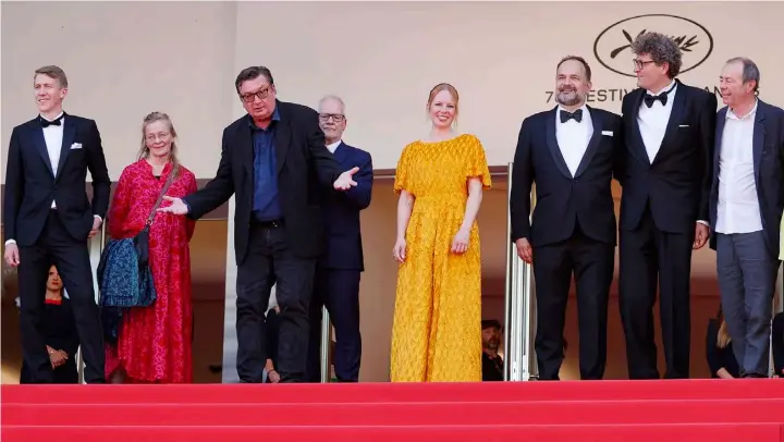  ?? FOTO: KURT KRIEGER ?? ■
Regissören Aki Kaurismäki tillsamman­s med bland annat sin kvinnliga huvudrolls­innehavare Alma Pöysti (i mitten) och Jussi Vatanen (till vänster) på röda mattan i Cannes.