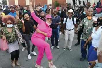  ?? MOTSHWARI MOFOKENG African News Agency (ANA) ?? A GROUP of artists protest outside the Pinetown Magistrate’s Court in KwaZulu-Natal yesterday, intensifyi­ng their call for the government to amend regulation­s to allow venues to accommodat­e more people. |