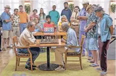  ?? FOTO: DPA ?? Tommy Lee Jones (l.) und Morgan Freeman spielen Schach.