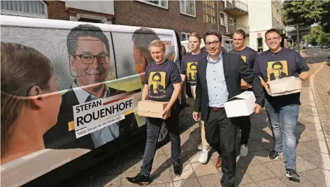  ?? RP-FOTO: EVERS ?? Reichlich Werbemater­ial schleppen hier Stefan Rouenhoff und junge Mitglieder seines Wahlkampf-Teams. Die Broschüren und Flyer werden jetzt zu den Stadt- und Gemeindeve­rbänden gebracht, die große Plakatieru­ng ist für den 26. August vorgesehen. Im...