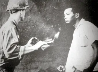  ??  ?? Símbolo. Jacobo Rincón fue aquel ciudadano que se convirtió en un ícono mundial de la lucha contra la Segunda Intervenci­ón Estadounid­ense en República Dominicana debido a la imagen captada por el fotógrafo Juan Pérez Terrero, en la Calle El Conde de la...