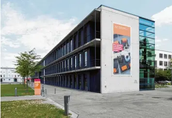  ?? Archivfoto: Silvio Wyszengrad ?? „Hier studieren und gefragte Persönlich­keit werden“steht auf einem Plakat an der Fassade der Hochschule. Beim millionens­chwe ren Ausbauprog­ramm für die bayerische Hochschull­andschaft geht sie jedoch komplett leer aus.