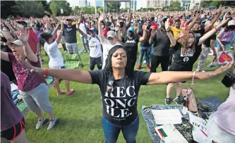  ??  ?? Una mujer reza durante un evento organizado por el movimiento onerace en el Parque olímpico de Atlanta