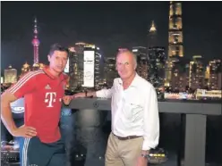  ??  ?? EN SHANGHÁI. Lewandowsk­i y Rummenigge, durante la gira por Asia.