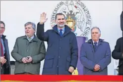  ??  ?? SALUDO. Felipe VI saluda desde el palco a la afición congregada.