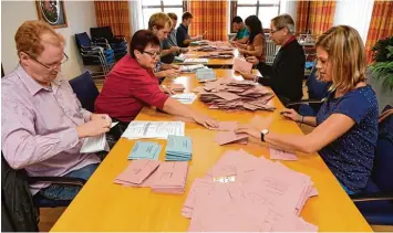  ?? Foto: Weizenegge­r ?? Genauigkei­t geht beim Auszählen der Wählerstim­men vor Schnelligk­eit – trotzdem waren die Wahlhelfer im Landkreis Günzburg dieses Jahr besonders flott: So wie hier in Neuburg an der Kammel, wo um 20.38 Uhr das Ergebnis feststand.