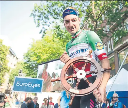  ??  ?? Viviani, con su trofeo tras ganar el sprint de la Clásica de Hamburgo. El italiano aspira a dominar las llegadas masivas en la Vuelta FOTO: GETTY