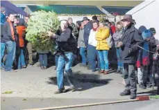  ?? FOTO: WOLFGANG FATH ?? „Schmeiß den Baum“lautet das Motto des spaßigen Christbaum-Weitwurf-Wettbewerb­s des Gesangvere­ins Pommertswe­iler.