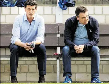 ?? DPA-BILD: WAGNER ?? Sind beim HSV Vergangenh­eit: Jens Todt (links) und Heribert Bruchhagen, hier im Mai vergangene­n Jahres beim Trainingsl­ager vor dem Saisonfina­le in Rotenburg