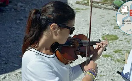 ??  ?? Artista
Elena Cosmo, 37 anni, con il suo violino. Figlia di musicisti, diplomata al Conservato­rio, ha insegnato e poi suonato in tutta Italia e nel mondo, anche in Indonesia