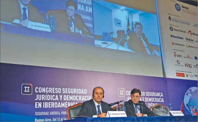  ?? NESTOR GRASSI ?? DEBATE. Antonio Di Pietro y Jorge Fontevecch­ia, en Buenos Aires, mientras que el juez del Lava Jato, Sergio Moro, participó a través de una teleconfer­encia desde Curitiba.