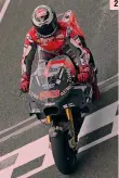  ??  ?? ● 1. Andrea Dovizioso con la sua Ducati in livrea nera; ● 2. Jorge Lorenzo ieri ha chiuso al 10° posto; ● 3. Una scivolata di Andrea Iannone. Si notino le appendici sulla Suzuki; ● 4. Jack Miller (Pramac), ieri miglior ducatista: 3° GETTY-MILAGRO 2