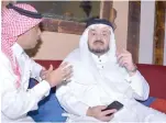  ??  ?? الطيب يتحدث للزميل عبداهلل الثبيتي.