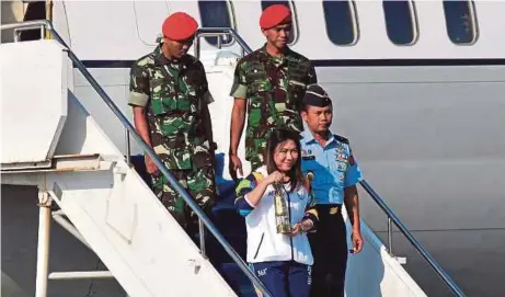  ?? [ FOTO AFP ] ?? Bekas bintang badminton Indonesia, Susi Susanti membawa obor Sukan Asia di Yogyakarta semalam. Kawalan keselamata­n akan diutamakan sepanjang temasya Sukan Asia selepas serangan pengganas di Surabaya, beberapa bulan lalu.