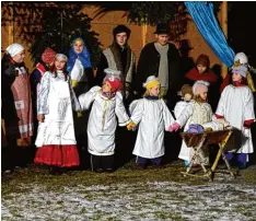  ?? Foto: Gisela Klöck ?? Mit dem Krippenspi­el „Wir schaffen das“überzeugte­n die Kinder bei der Dorfweih nacht vor der Antoniuska­pelle in Mundrachin­g.