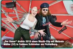 ??  ?? „Der Hauer“drehte 2018 einen Musik-Clip mit Melanie Müller (32) in Sabines Schirmbar am Fichtelber­g.