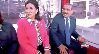  ?? DICOM ?? El presidente Danilo Medina durante un recorrido que se prolongó por 15 minutos, acompañado por la vicepresid­enta Margarita Cedeño de Fernández.