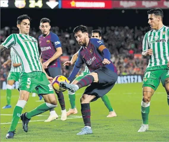  ?? FOTO: AP ?? Messi regresó al equipo después de perderse dos partidos de Liga La presencia del argentino fue productiva en goles pero no bastó para ganar a un gran Betis