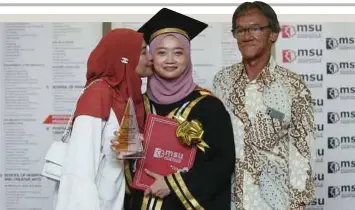  ?? ?? NUR Aqila Syafiqa penerima Anugerah Pingat Emas Canselor bersama ibu, Suriati dan bapanya, Salehhuddi­n.