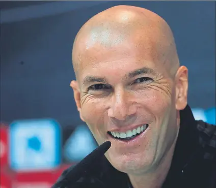  ?? FOTO: EFE ?? Al mal tiempo, buena cara Es lo que parece pensar Zinedine Zidane pese a la mala marcha del equipo blanco en la Liga
