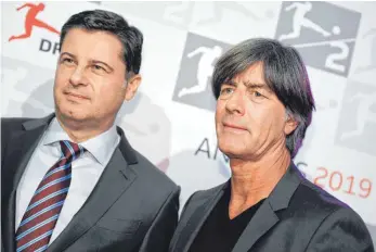  ?? FOTO: DPA ?? Bundestrai­ner Joachim Löw (re.) und DFL-Chef Christian Seifert beim DFL-Neujahrsem­pfang.