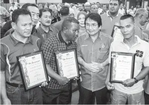  ?? Bernama - Gambar ?? KURUP ( dua, kanan) beramah mesra bersama sebahagian penerima anugerah khas peronda Skim Rondaan Sukarela (SRS) pada Seminar Kempen Keselamata­n Kejiranan Peringkat Negeri Kelantan 2016, kelmarin.