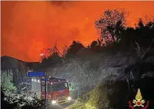  ?? DPA ?? Feuerwehre­insatz in der Toskana: Seit Wochen sorgt anhaltende Dürre in Italien für sich schnell ausbreiten­de Brände.