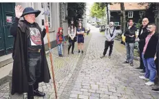  ?? FOTO: ROLAND KEUSCH ?? Führte die jungen Teilnehmer durch die schönste Altstadt, die er kennt: Gustav vom Hackenberg alias Lothar G. Vieler.