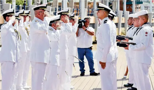  ?? ÁLEX VANEGAS ?? ► Personal naval fue reconocido por haber navegado más de 200 días dentro de un año calendario.