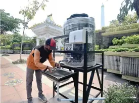  ?? AHMAD KHUSAINI/JAWA POS ?? PROTOKOL KESEHATAN: Lima wastafel kembali ditambah di sekitar Monumen Tugu Pahlawan dan Museum 10 November. Jumlah itu terbagi menjadi tiga wastafel di Jalan Pahlawan dan sisanya diletakkan di Jalan Bubutan. Langkah itu dilakukan karena semakin banyak warga yang beraktivit­as di kawasan tersebut.